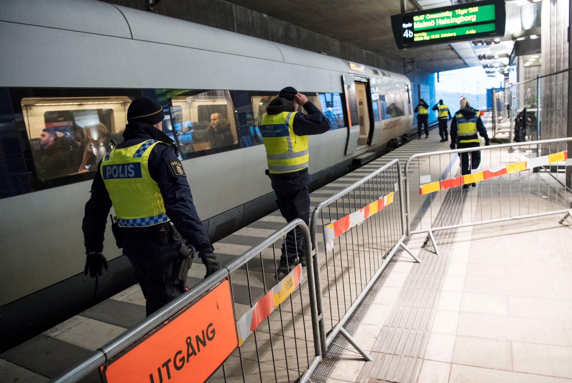 Polis och passkontrollanter på station Hyllie utanför Malmö. Arkivbild.