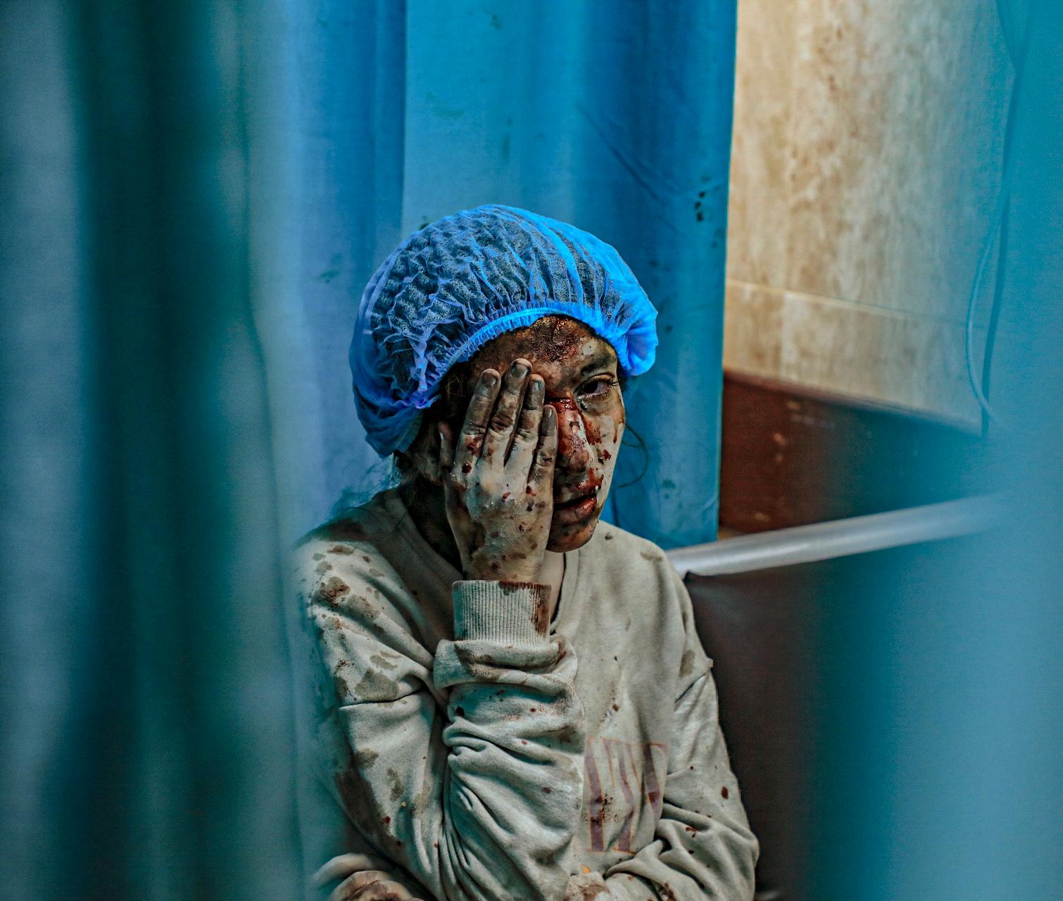 Damm, blod och tårar i 16-åriga Layan Ghabens ansikte blir till en sörja. Läkarna lovar att komma till henne, men många patienter är mer akut skadade. 