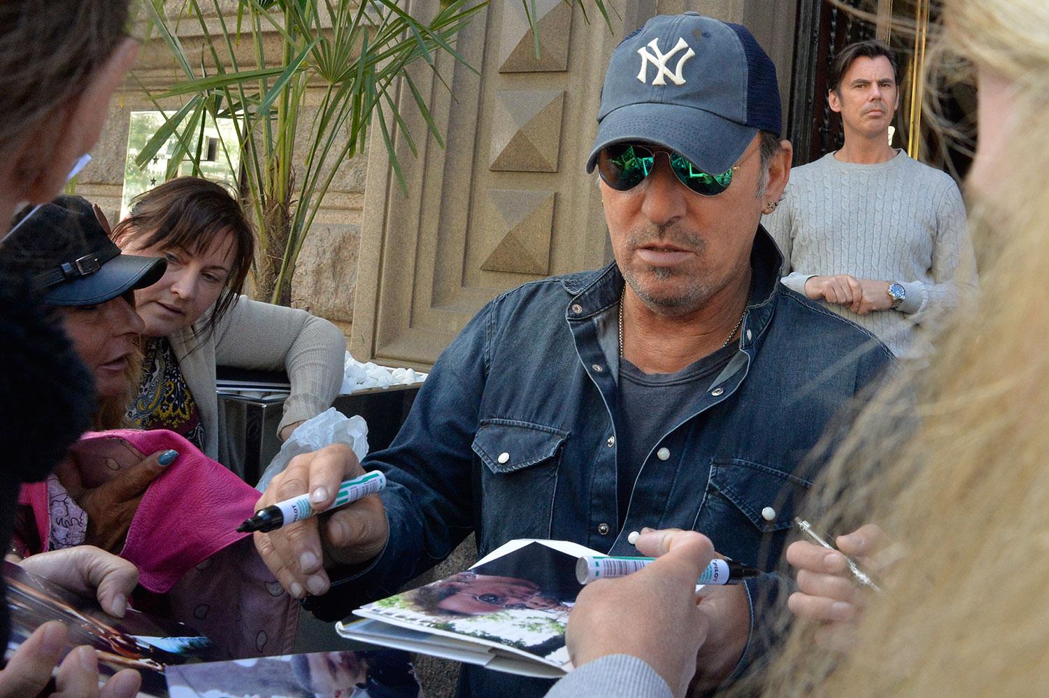 Bruce Springsteen dök upp ensam utanför hotellet.