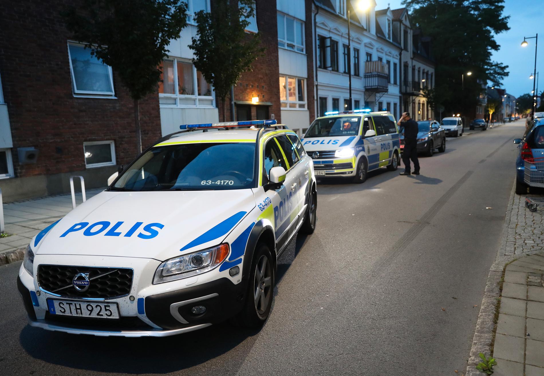 Polispatruller vid den misstänkta brottsplatsen i Landskrona, där en person skottskadades på måndagskvällen.