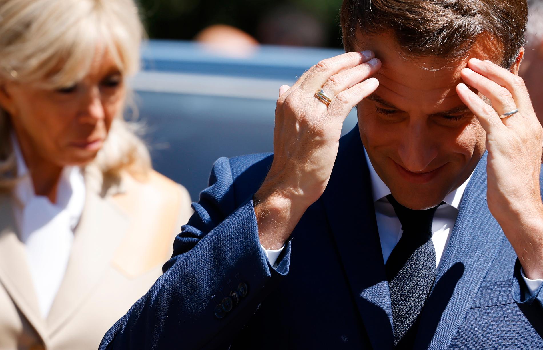 Frankrikes president Emmanuel Macron har haft mycket makt i sina händer de senaste åren, men kan behöva dela med sig av den om parlamentsvalet inte går hans väg. Bilden togs i samband med att han röstade i Le Touquet i norra Frankrike i söndags. I bakgrunden står hans fru Brigitte.