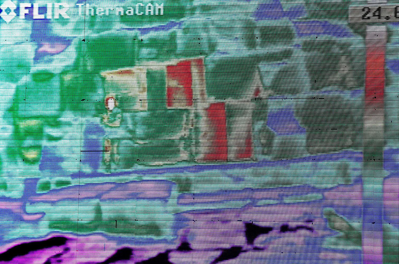 Keopspyramiden filmad med en värmekamera. De olika färgerna visar på temperaturavvikelser.