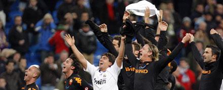 ROMA-SKRIET Romas spelare jublar vilt efter att de slagit ut mesta mästerna Real Madrid ur Champions League.