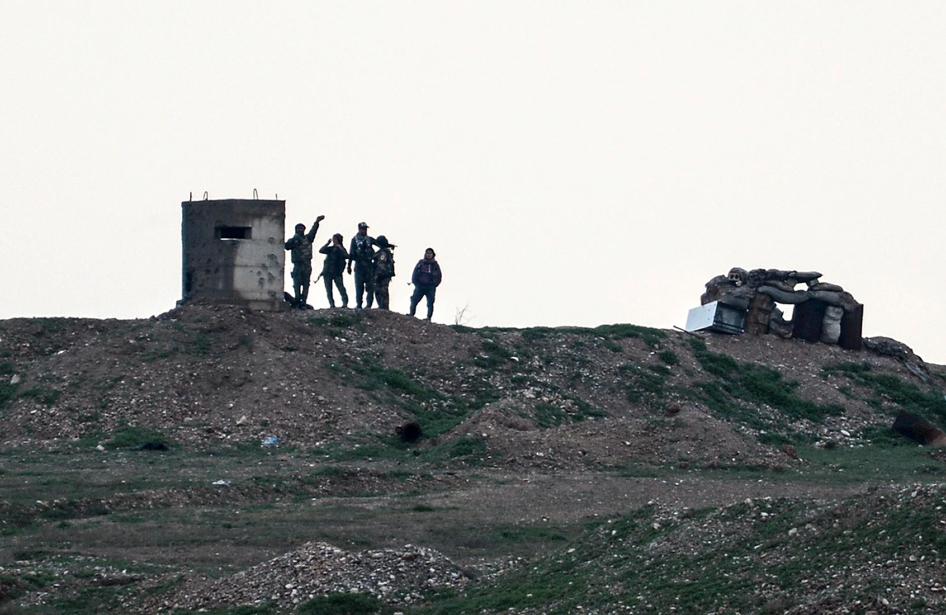 YPG-styrkor vid en befästning väster om staden Kobane, i norra Syrien. Bild från 18 december.