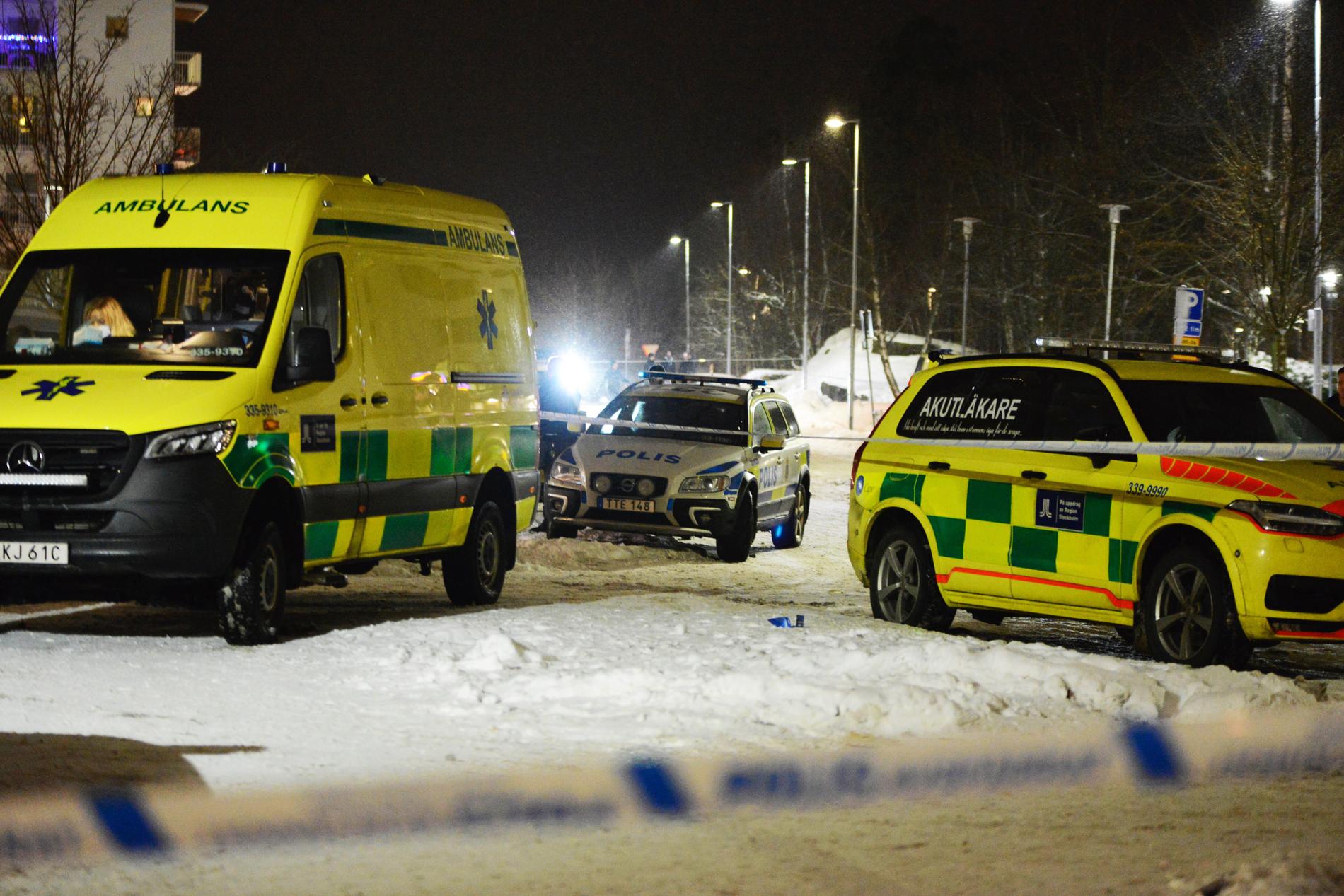 Ambulans och polisbil på plats efter mordet.