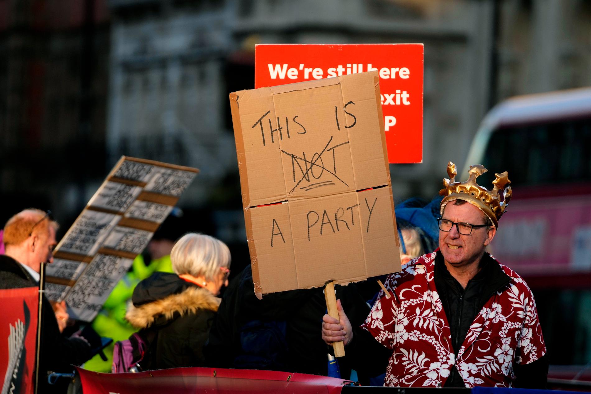 Protester utanför brittiska parlamentet i London på onsdagen.