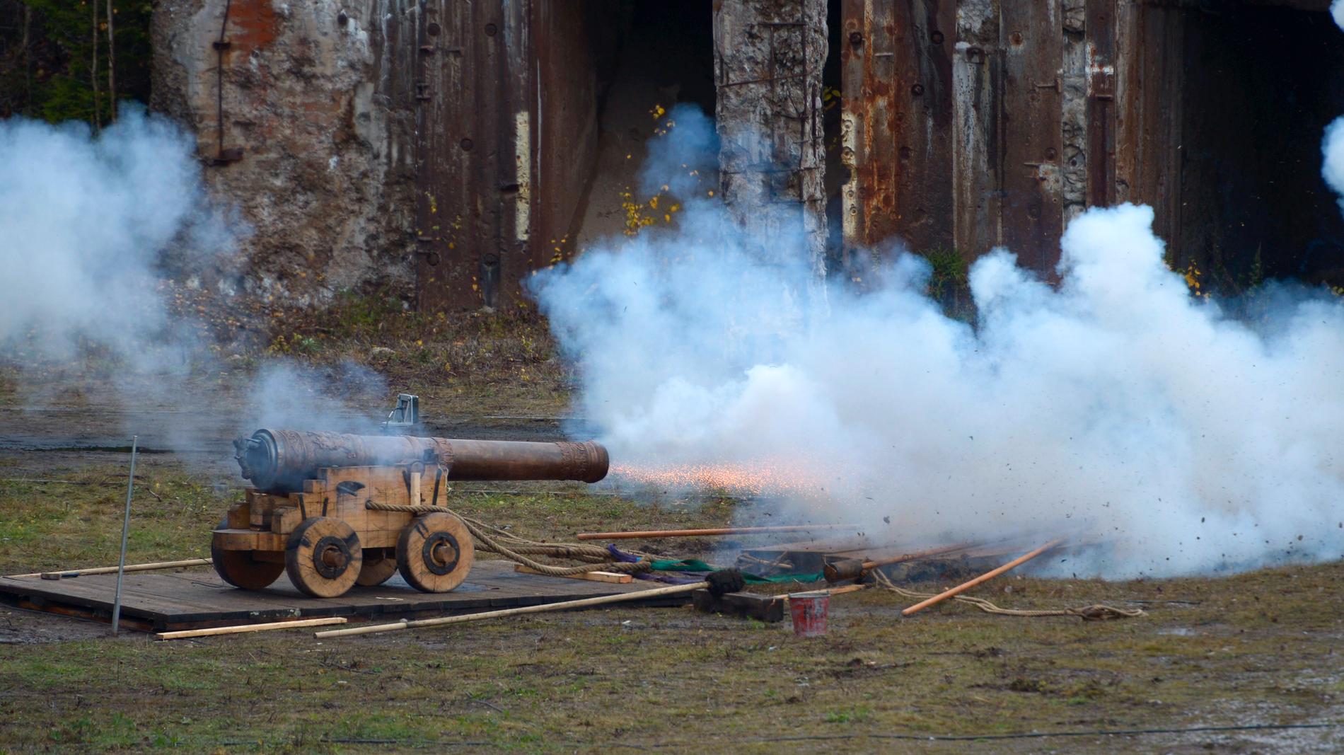 En testskjutning med en kopia av Vasaskeppets kanoner. Det är oklart om det var den här typen av kanon ungdomarna använde på Alnön.