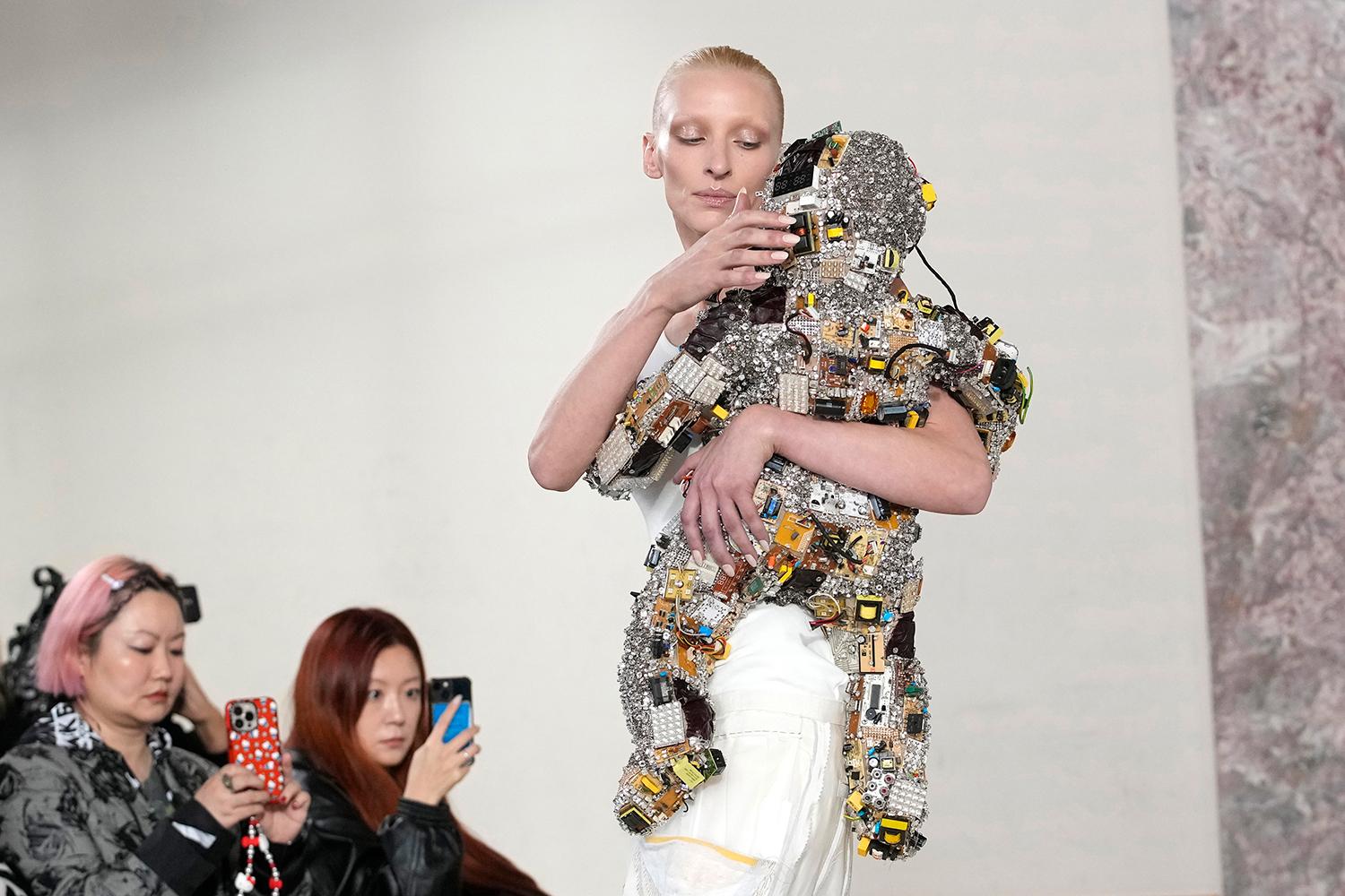 Modehuset Schiaparelli visade under den nu pågående modeveckan i Paris en glittrande robotbebis.