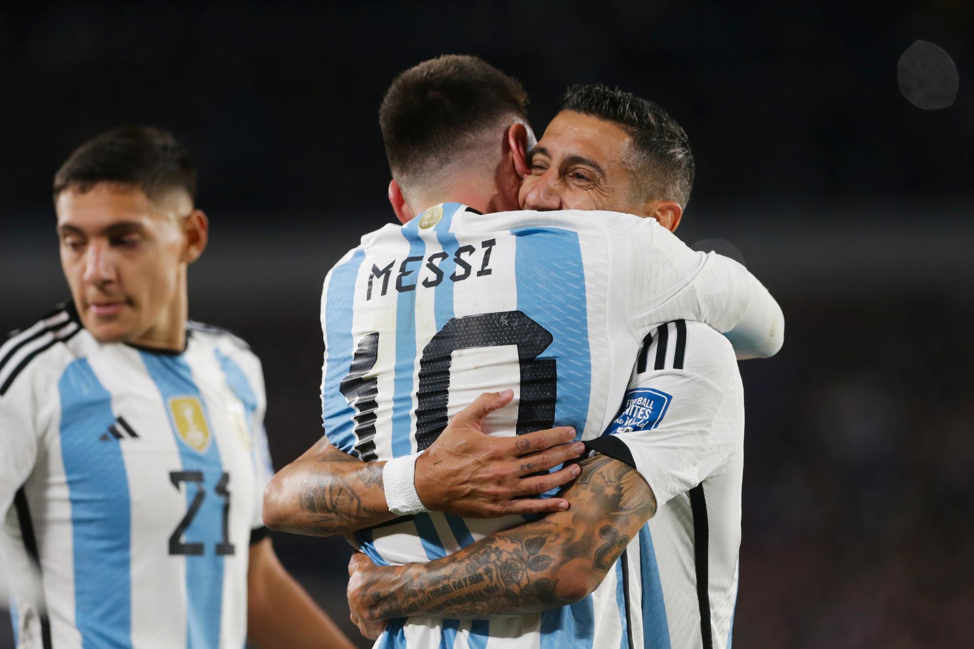 Lionel Messi och Angel Di Maria kramar om varandra. 