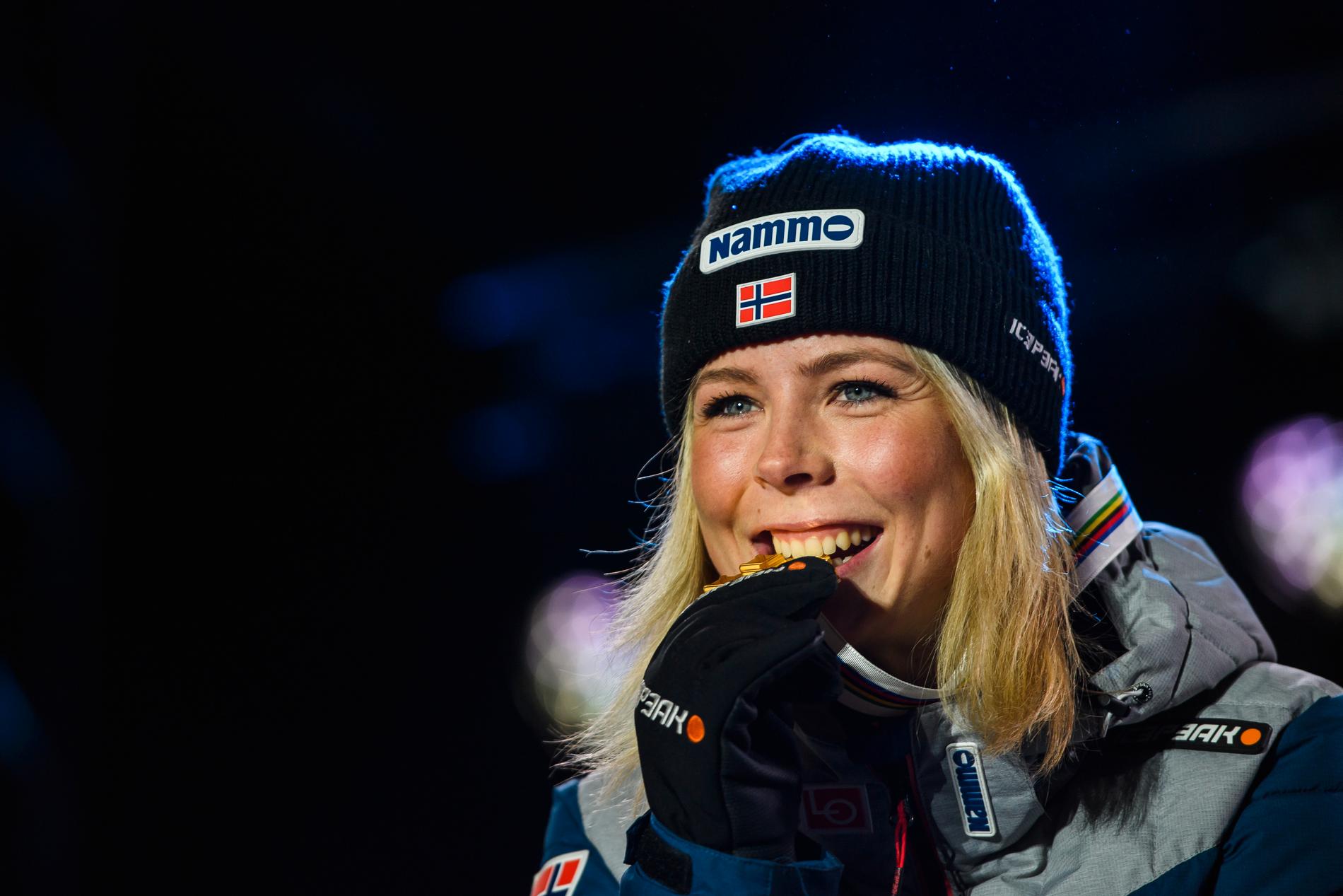Maren Lundby firar VM-guldet i backhoppning 2019.