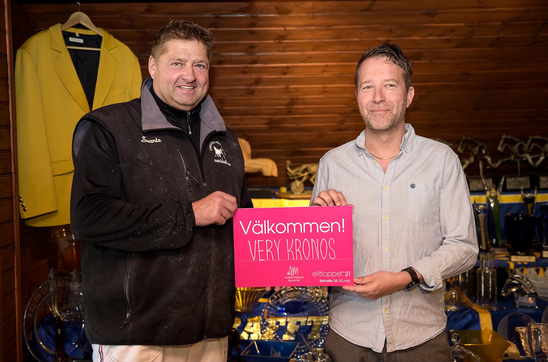 Tränare Svante Båth och Solvallas sportchef Anders Malmrot med den rosa Elitloppsbiljetten.