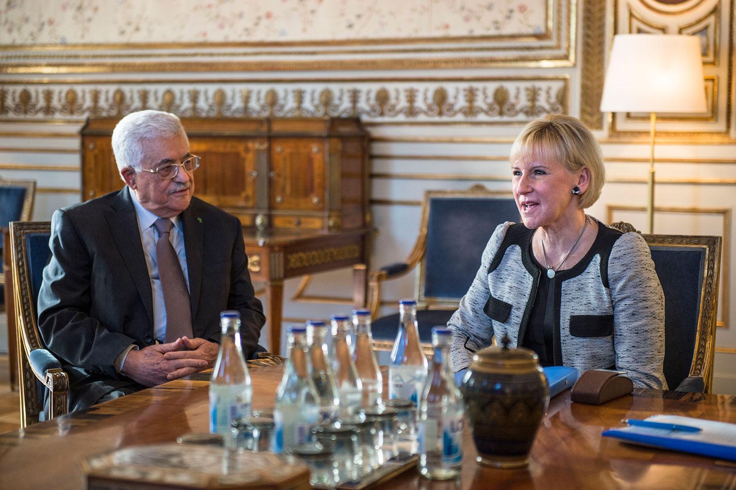 Palestiniernas president Mahmoud Abbas med Margot Wallström.