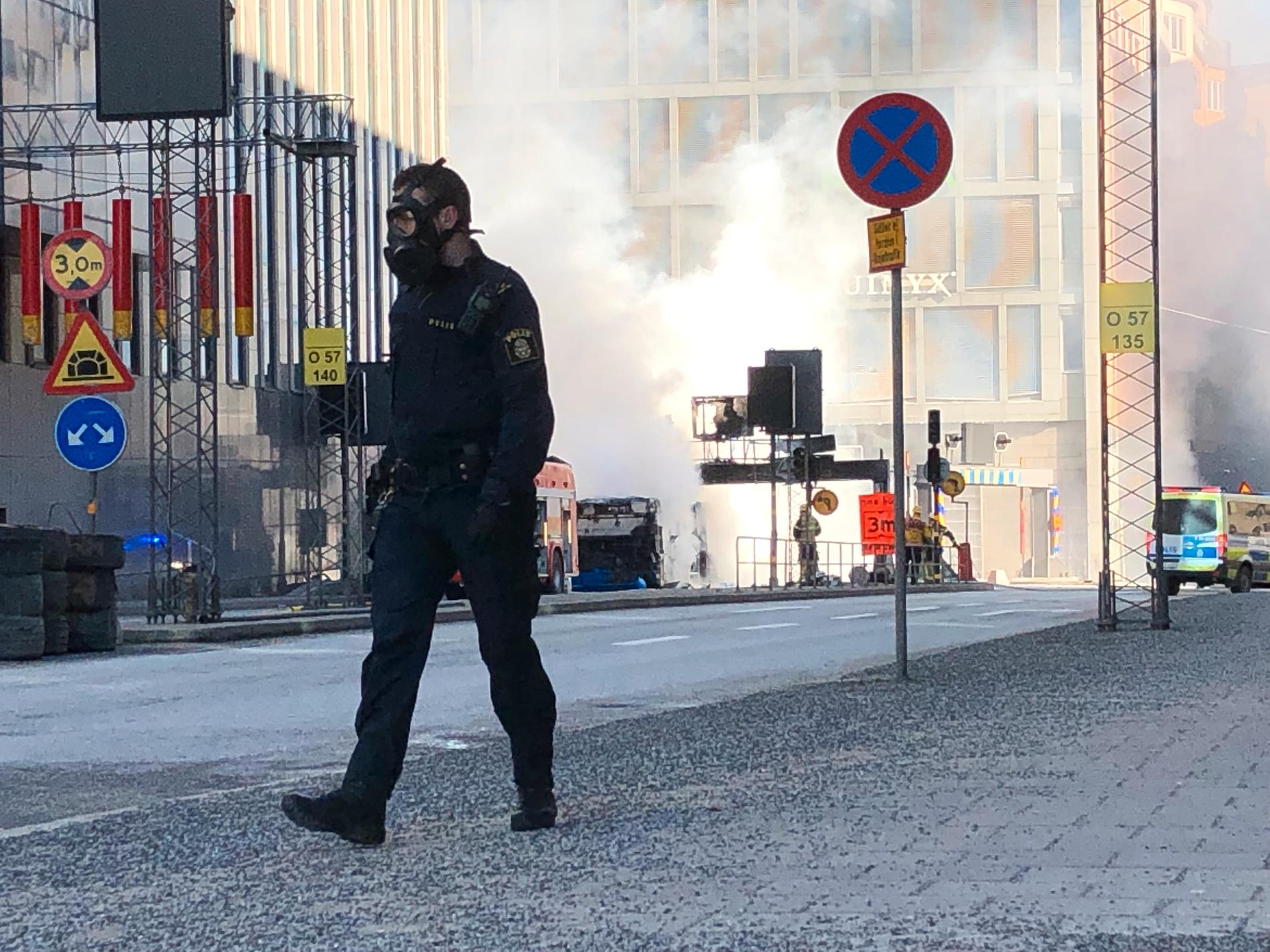 Bussen exploderade och började brinna på Tegelbacken i Stockholm i söndags.
