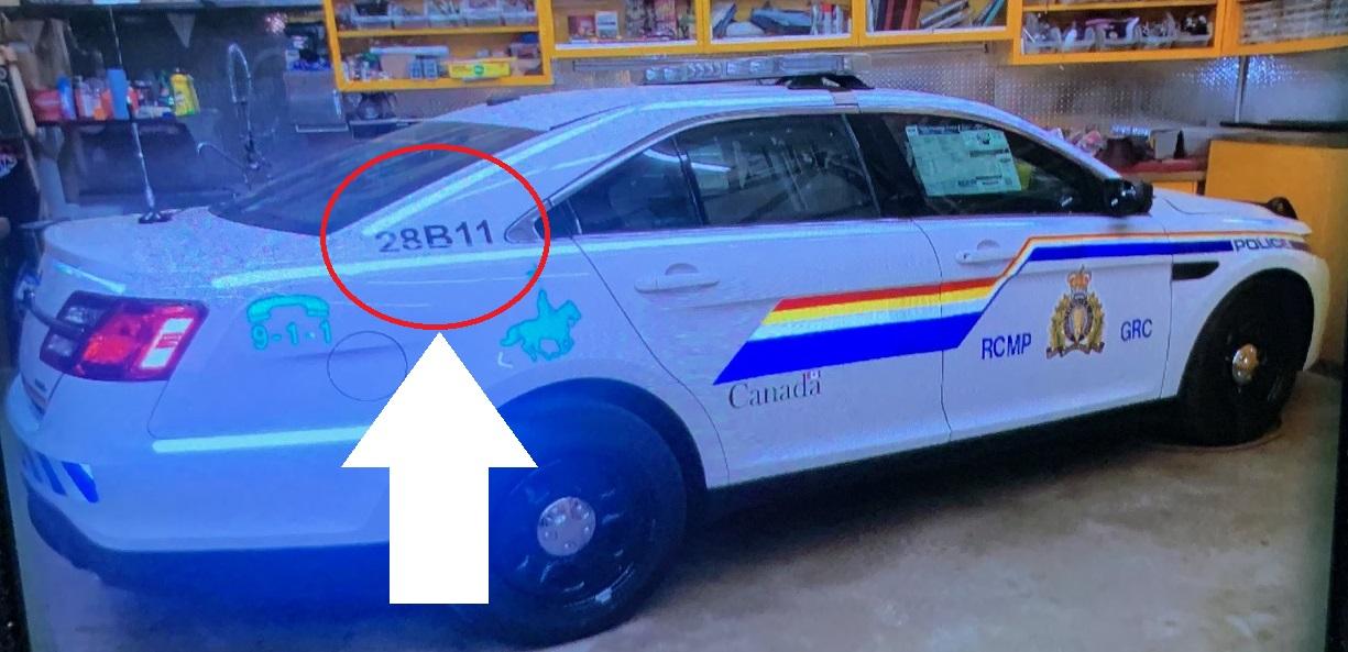 Polisen gick ut med en bild på den bil som den misstänkte skytten körde. Det framkommer inte om bilen var en riktig polisbil eller bara dekorerad som en riktig polisbils.