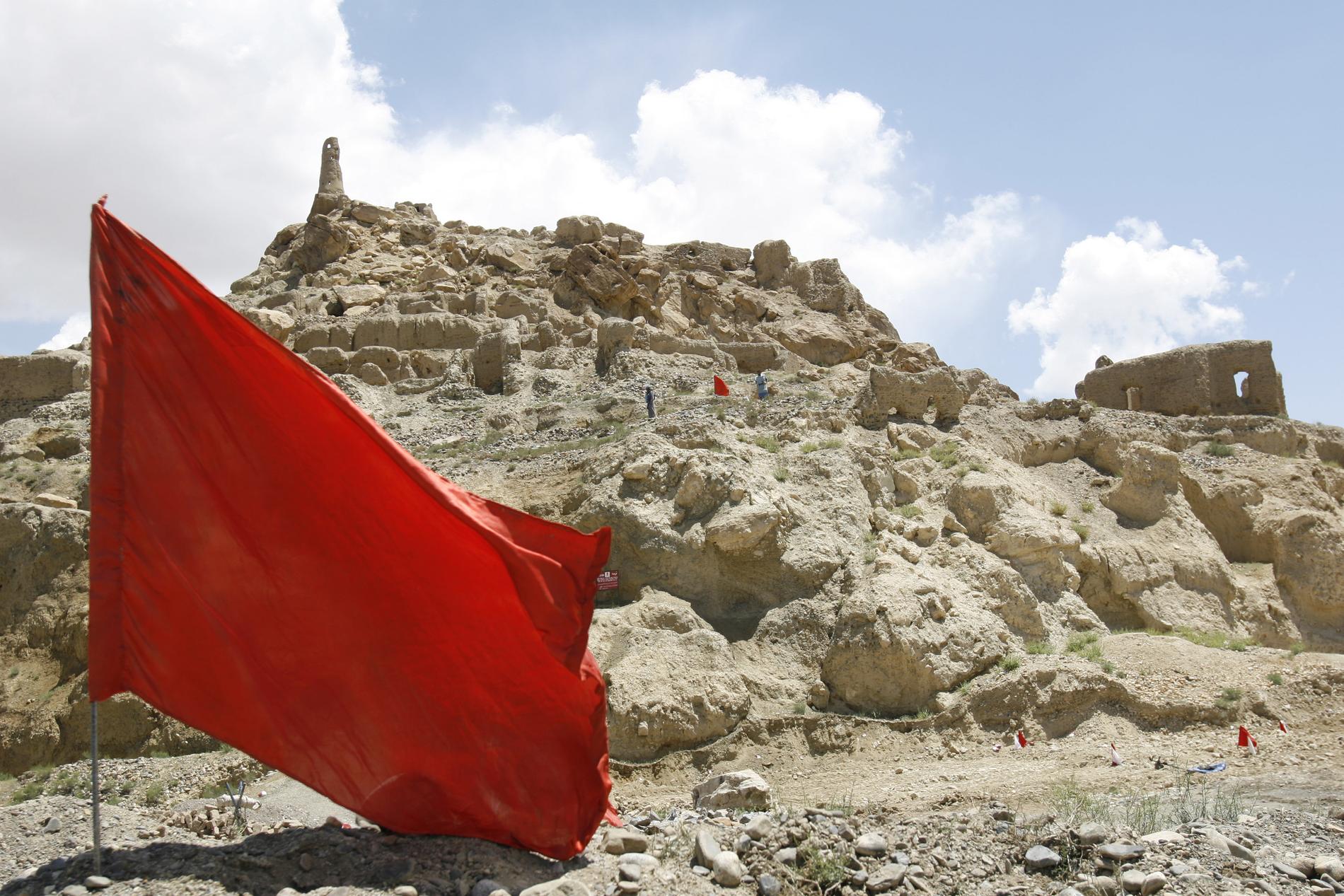 En röd flagga signalerar att området är minerat – men så är inte alltid fallet. Ofta är landminor i det närmaste omöjliga att upptäcka. Bilden är tagen i centrala Afghanistan. Arkivbild.