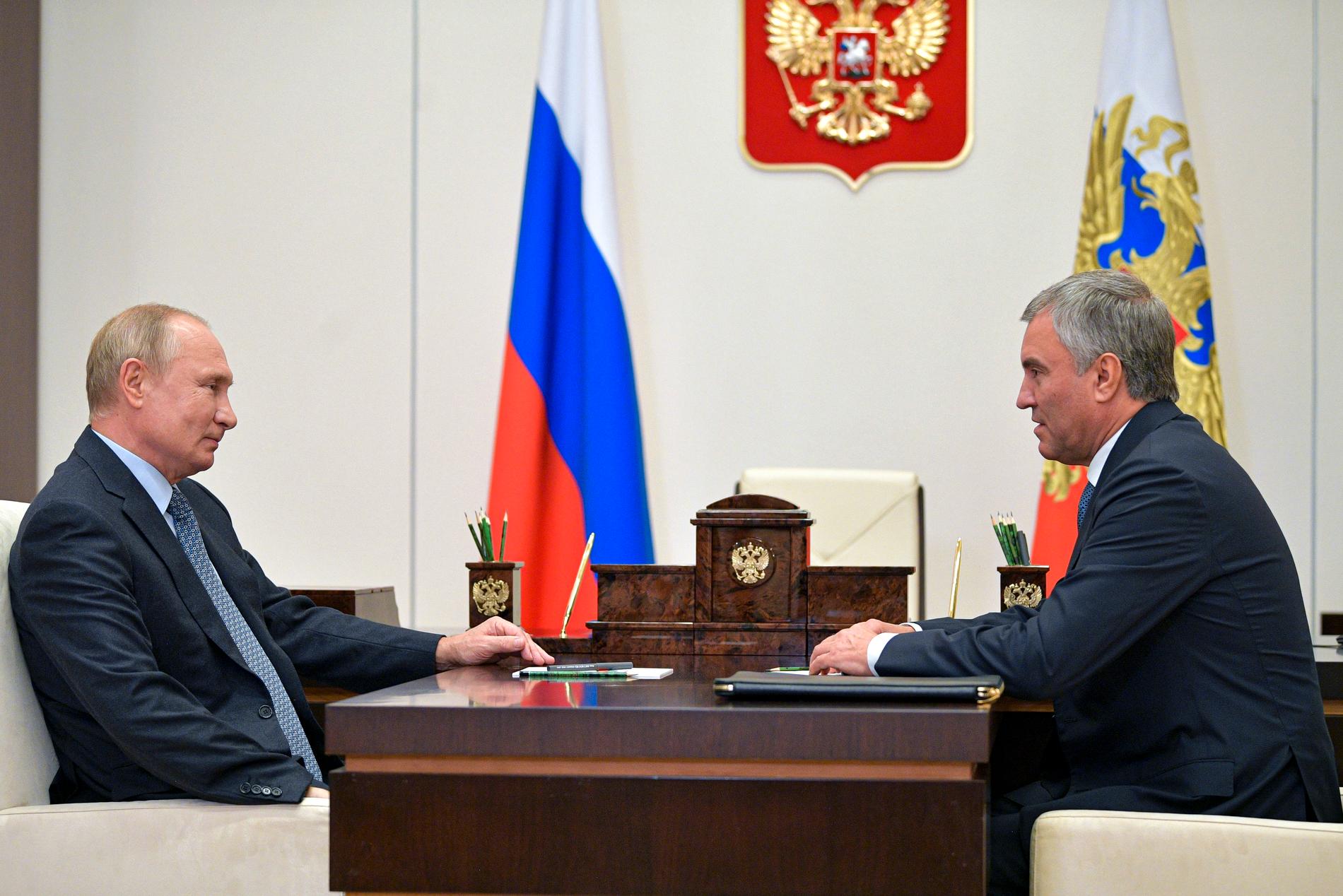 President Putin tillsammans med Dumans talman Vjatjeslav Volodin. Volodin vill införa ett förbud mot att utväxla ”nazi-förbrytare”. Arkivbild.