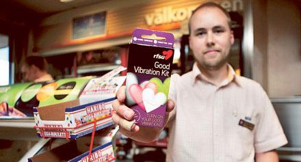 Säljaren Jonas Törnkvist, 25, på Statoil tror att RFSU:s nya produkt blir svår att sälja. ”Kunderna vågar ju knappt köpa kondomer”, säger han.