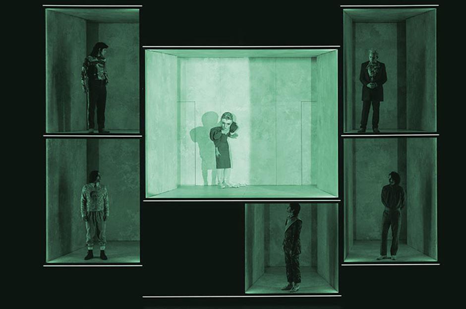 På den digitala teaterfestivalen ”Lessingtage” visas Anne Lenks uppsättning av Schillers ”Maria Stuart” – ett lyckat exempel på hur ett coronasäkrat scenografikoncept, skriver Cecilia Djurberg.