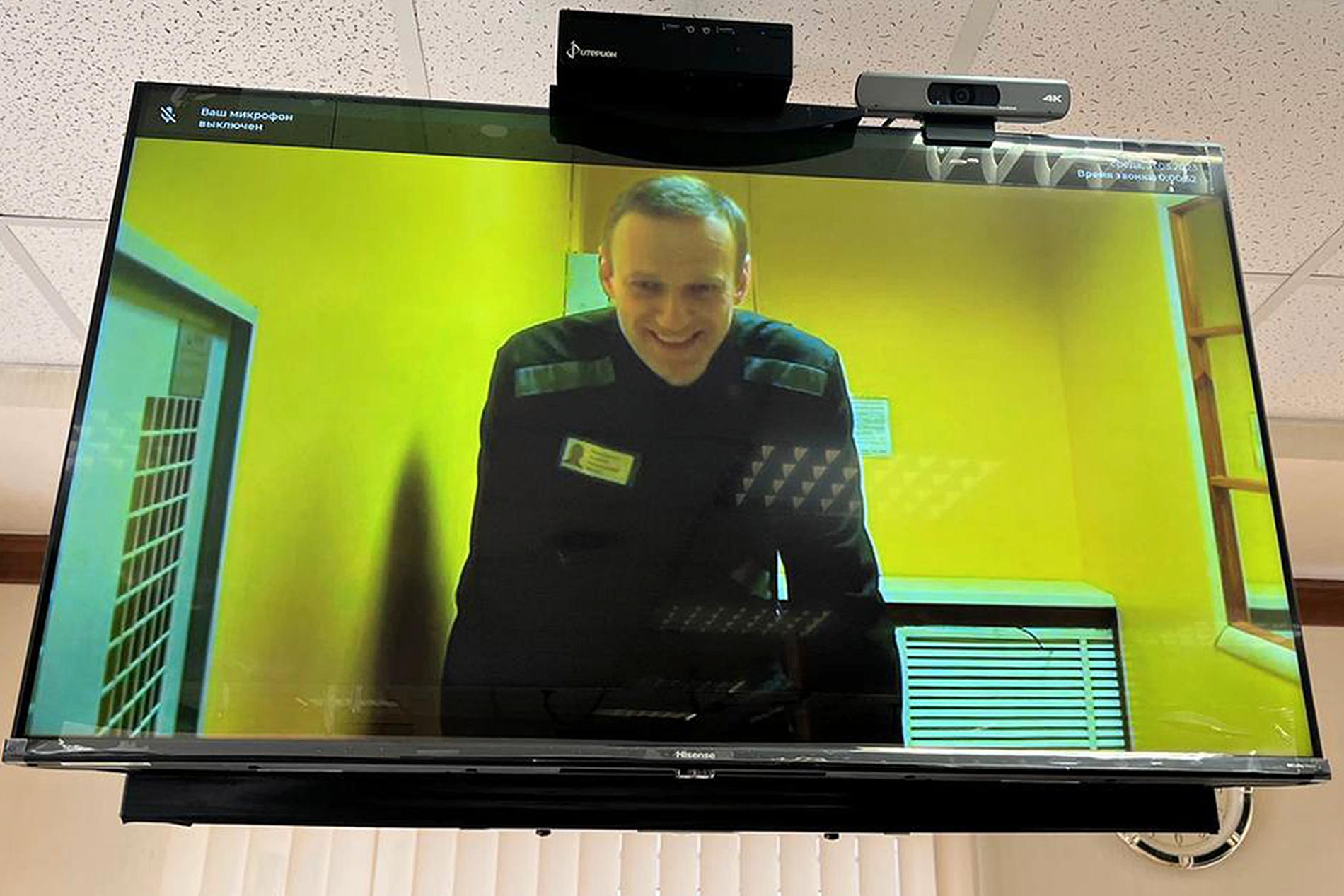 Bild släppt i slutet av maj av Moscow City Court Press Service, där Navalnyj syns på en tv-skärm. 