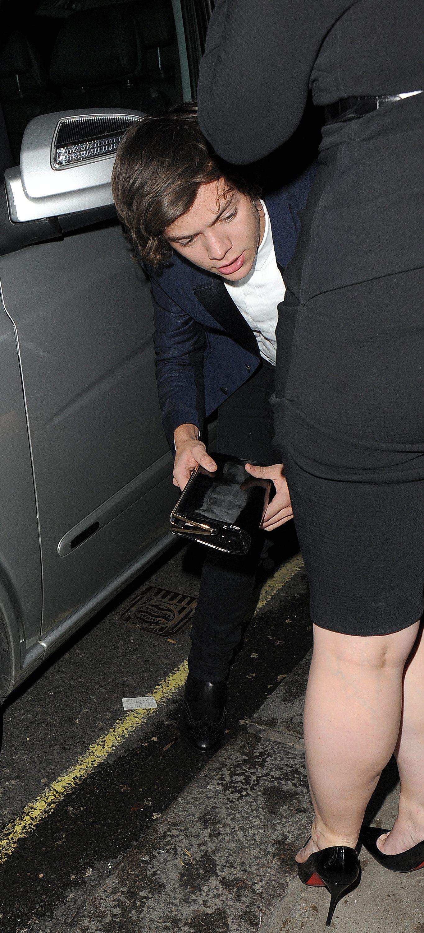 Harry hjälper damer Harry ställer alltid upp. Här hjälper han en dam som har tappat handväskan