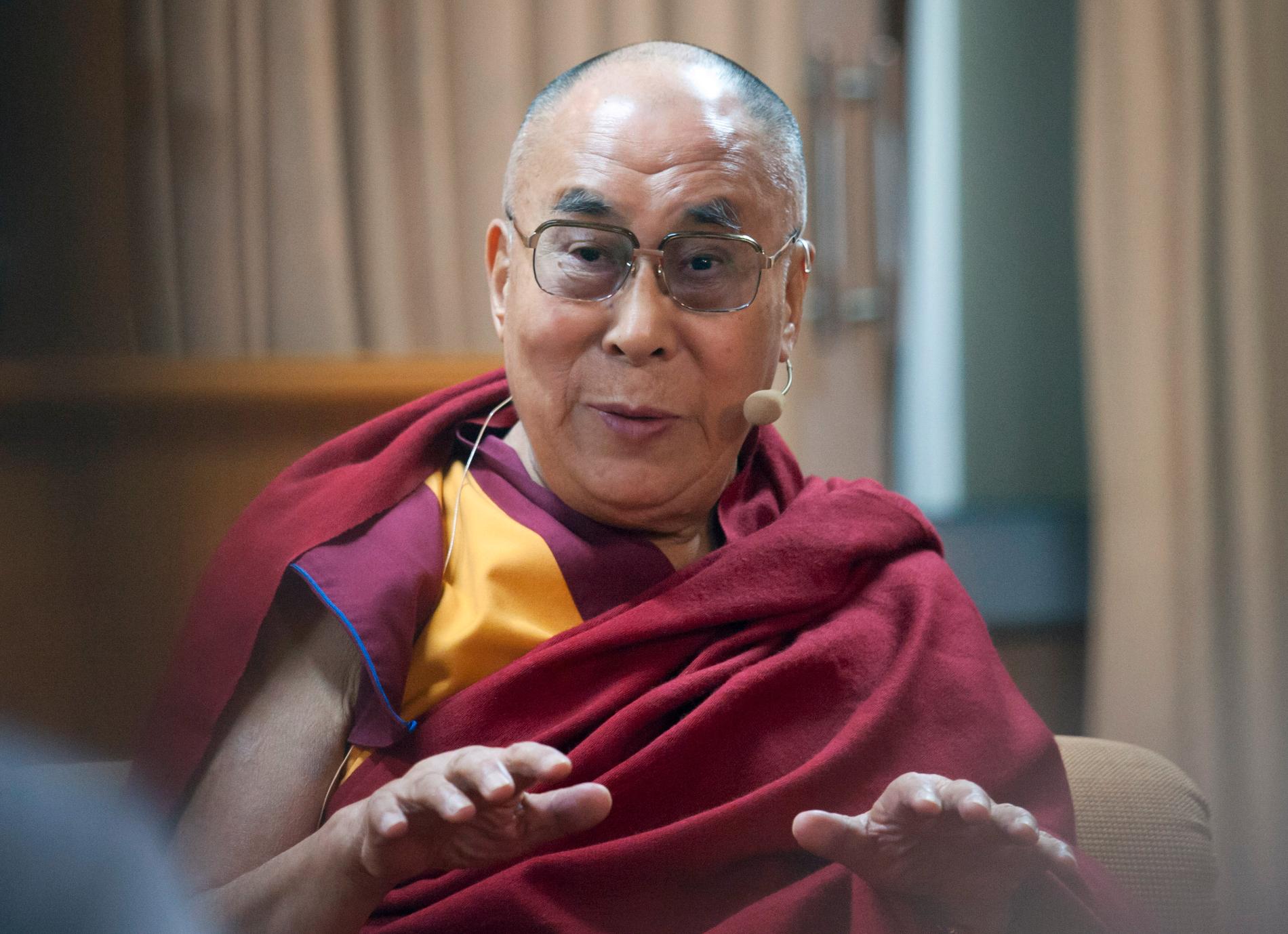 Dalai Lama tror inte på Guds hjälp i fallet att stoppa terrorn.