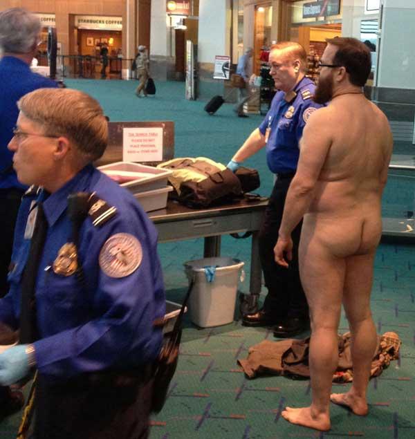 I protest Mannen lessnade på vakten i säkerhetskontrollen och klädde av sig naken.