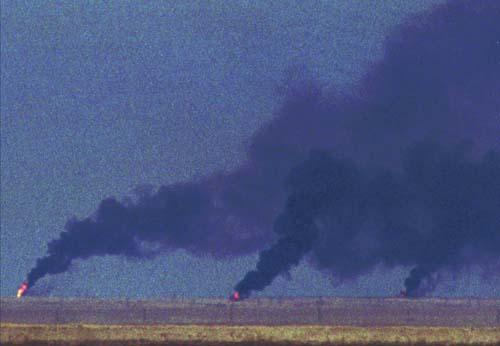 Gulfkriget 1991 När Saddam Husseins armé tvingades på flykt av USA, efter Iraks invasion i Kuwait, satte soldaterna oljekällorna i brand.