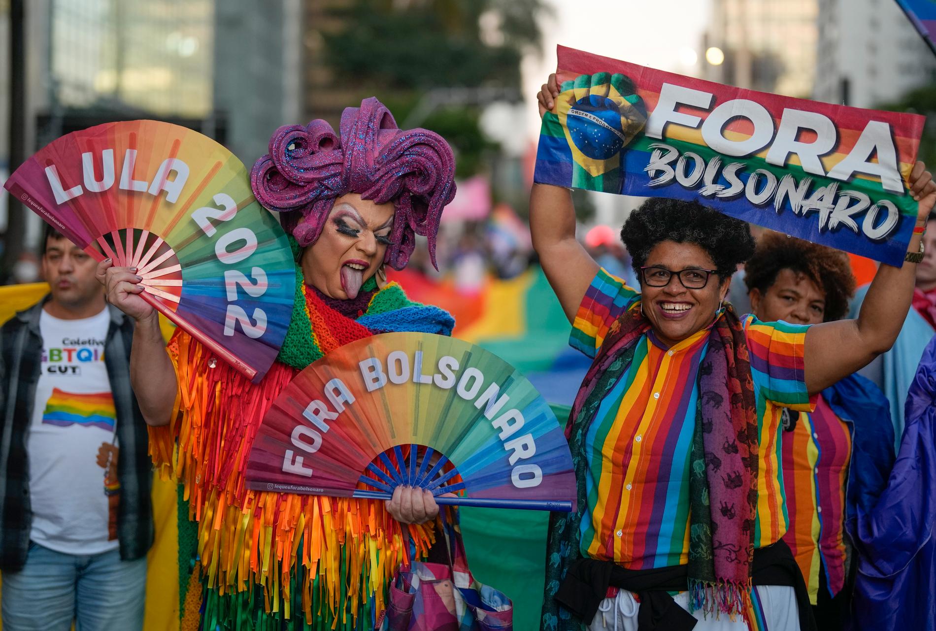 Växande stöd för Lula. Här skyltar aktivister i São Paulo med "Ut med Bolsonaro" under internationella dagen mot hbtq-fobi tidigare i maj.