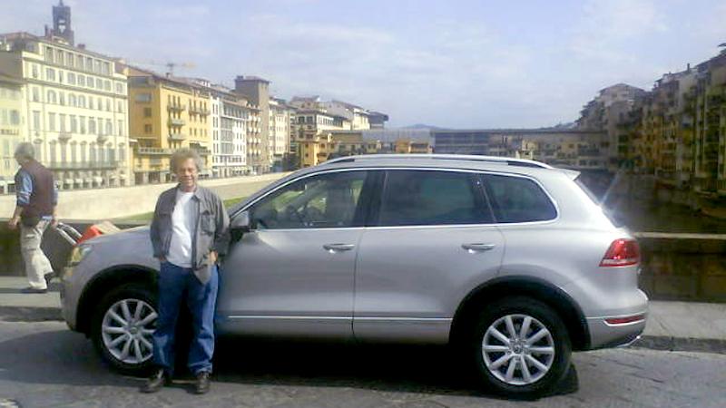 Aftonbladets bilexpert Robert Collin kör nya VW Touareg Hybrid i Florens. Ponte Veccio i bakgrunden.