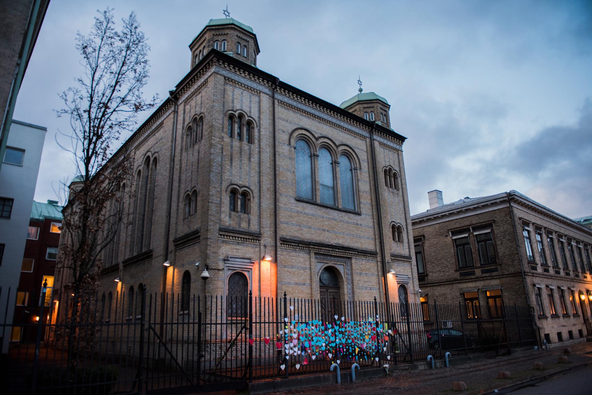 Synagogan i Göteborg utsattes för en brandattack i december 2017. På det staket som omger synagogan fäste göteborgare kärlekshälsningar till församlingen efter händelsen. Nu har Högsta domstolen beslutat att utvisa en av de män som dömdes för dådet. Arkivbild.