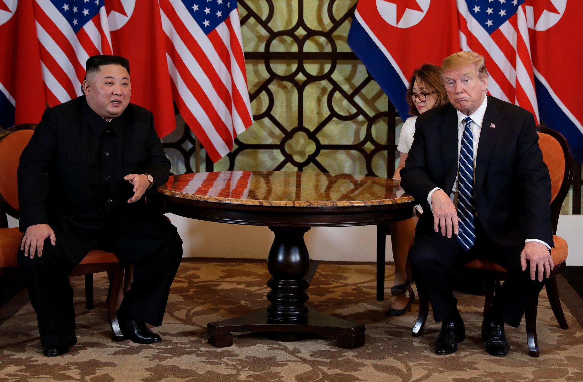 Nordkoreas diktator Kim Jong-Un och USA:s president Donald Trump vid mötet i Vietnam.