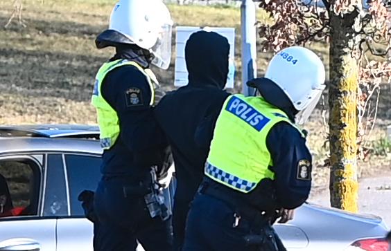 Polisen tar hand om en person i samband med upploppet i Linköping på söndagen. 