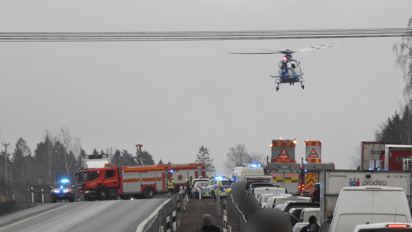 Ambulanshelikoptern landar vid olycksplatsen. 