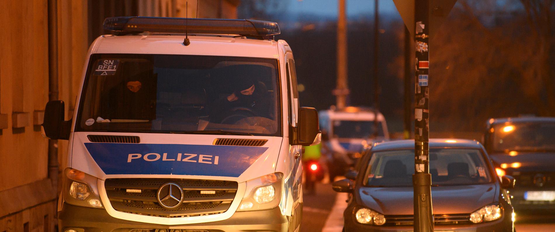 Polisen slog till mot fem adresser i Dresden under gårdagen.