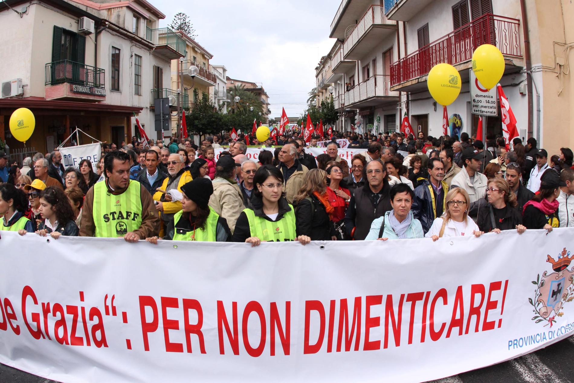 Demonstranter i Kalabrien i södra Italien protesterar mot maffian 'Ndranghetans dumpning av misstänkt radioaktivt avfall 2009.