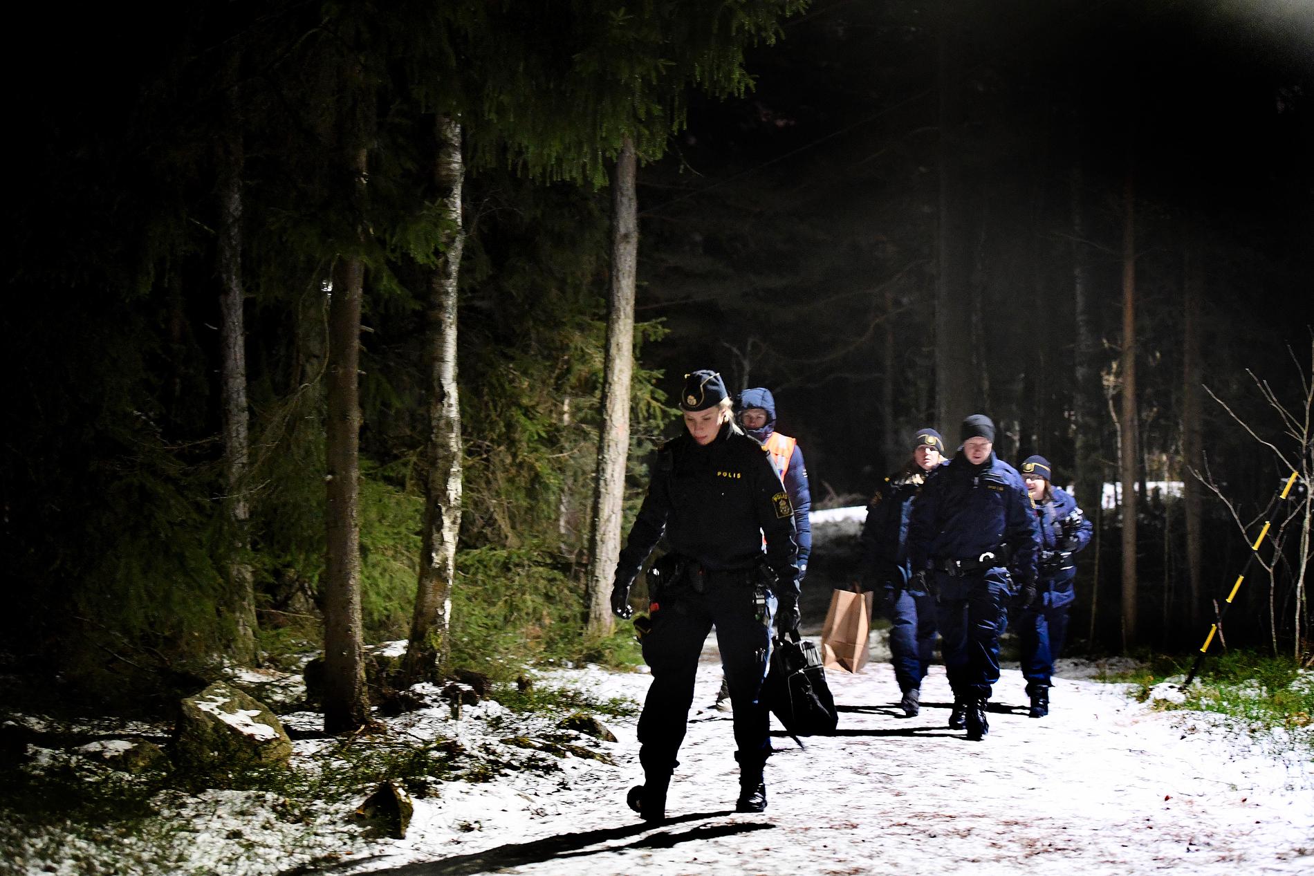 Polis på plats i Järfälla efter våldtäkten.