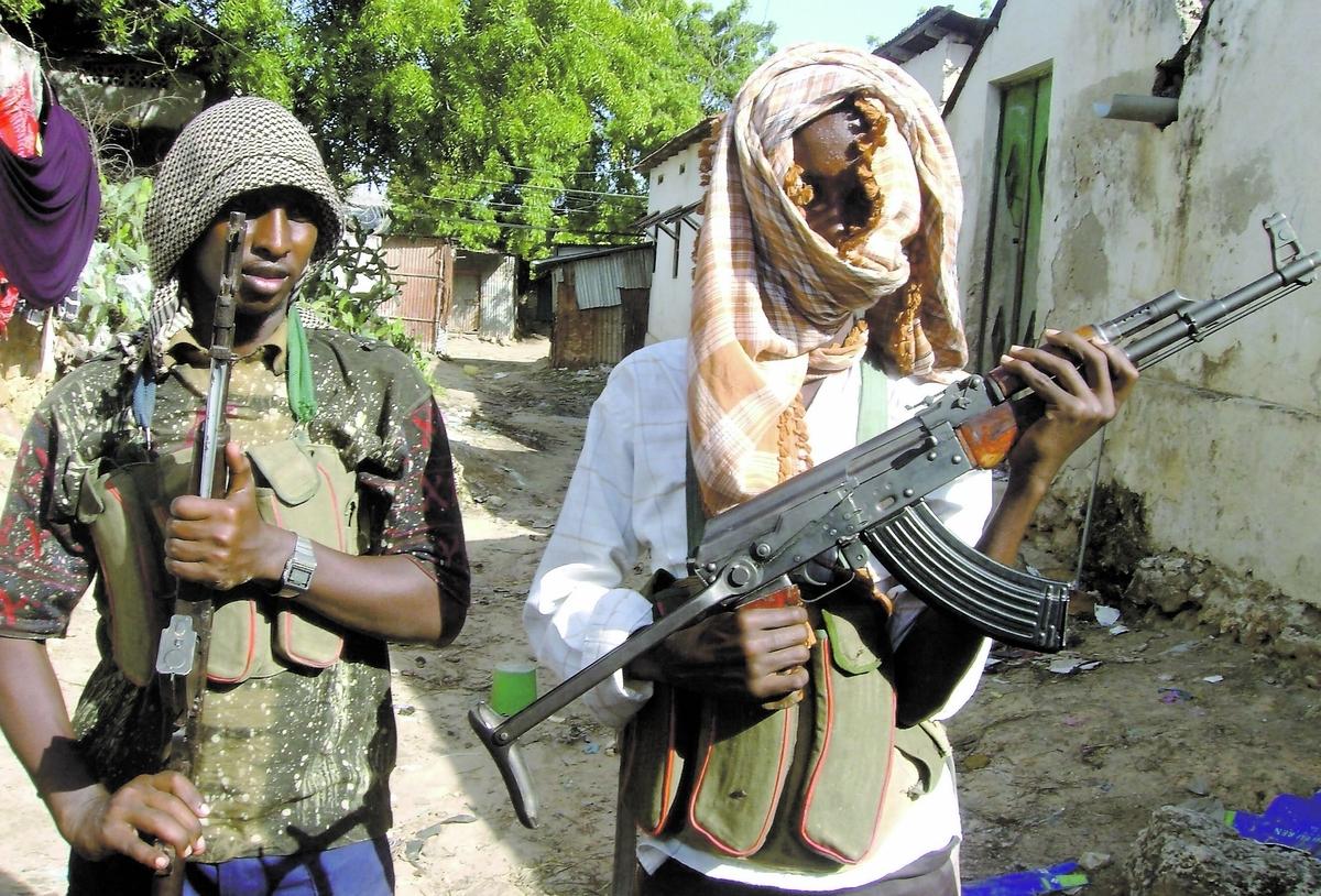 ”vi kanske dödar er” Den svenske biståndsarbetaren Ulf Flink var i rebellernas våld i sju timmar. Rebellgrupperna i Somalia består ofta av unga pojkar, tungt beväpnade och drogpåverkade. Under tiden svensken och hans danske kollega var fångar blev de ständigt hotade till livet. ”Maybe we kill you, maybe we don’t”, sa rebellerna. Bilden är tagen i fredags i Somalias huvudstad Mogadishu.