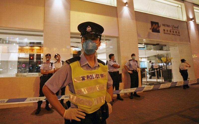 Kinesisk polis bevakar hotellet i Hongkong som på lördagsmorgonen spärrades av – med 300 gäster i byggnaden.