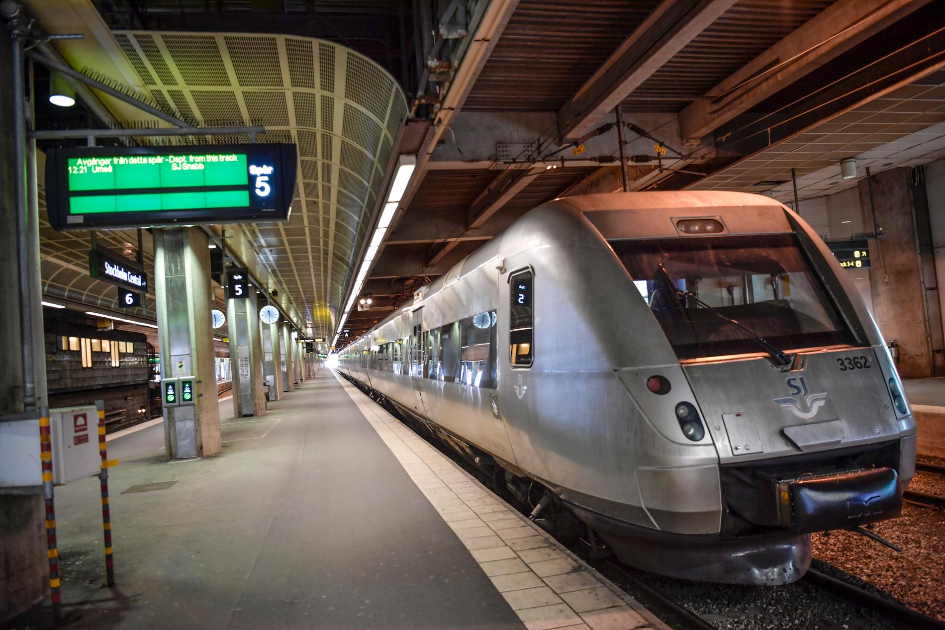 Ett signalfel stoppar tåg som passerar mellan Stockholm och Uppsala – såväl fjärr- som pendeltåg. Arkivbild.