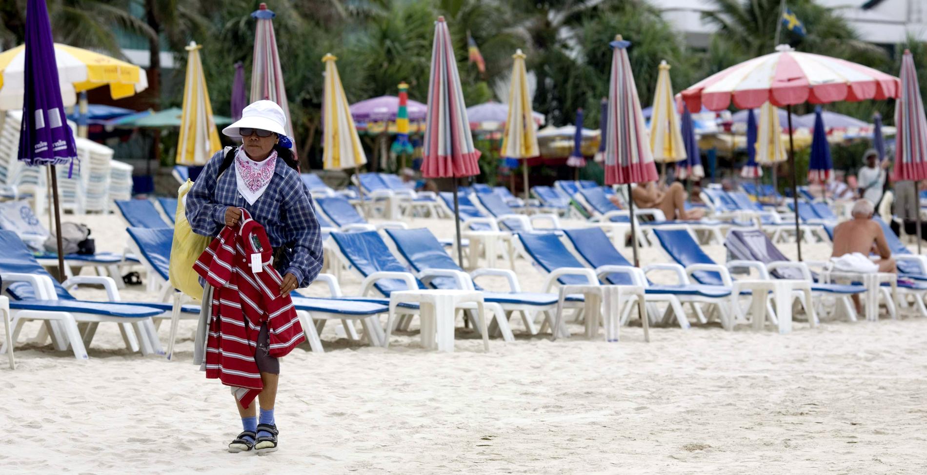 Strandförsäljarna har blivit för många och förstör stranden, anser Phukets senatorer.