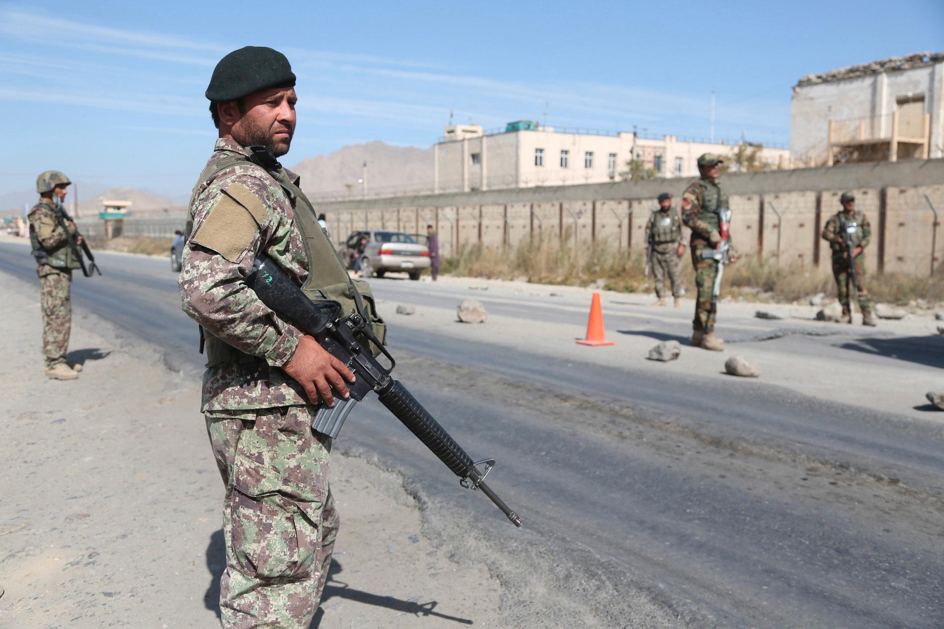 Regeringssoldater vaktar en vägspärr i Afghanistans huvudstad Kabul. Arkivbild.
