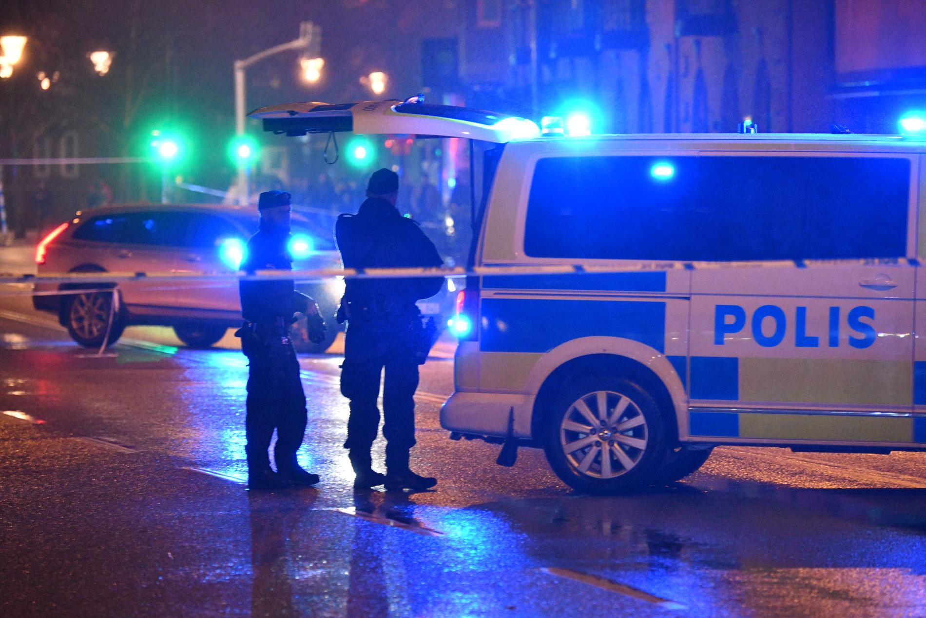 En tonårspojke hittades skottskadad på en pizzeria i närheten av Värnhemstorget i Malmö.