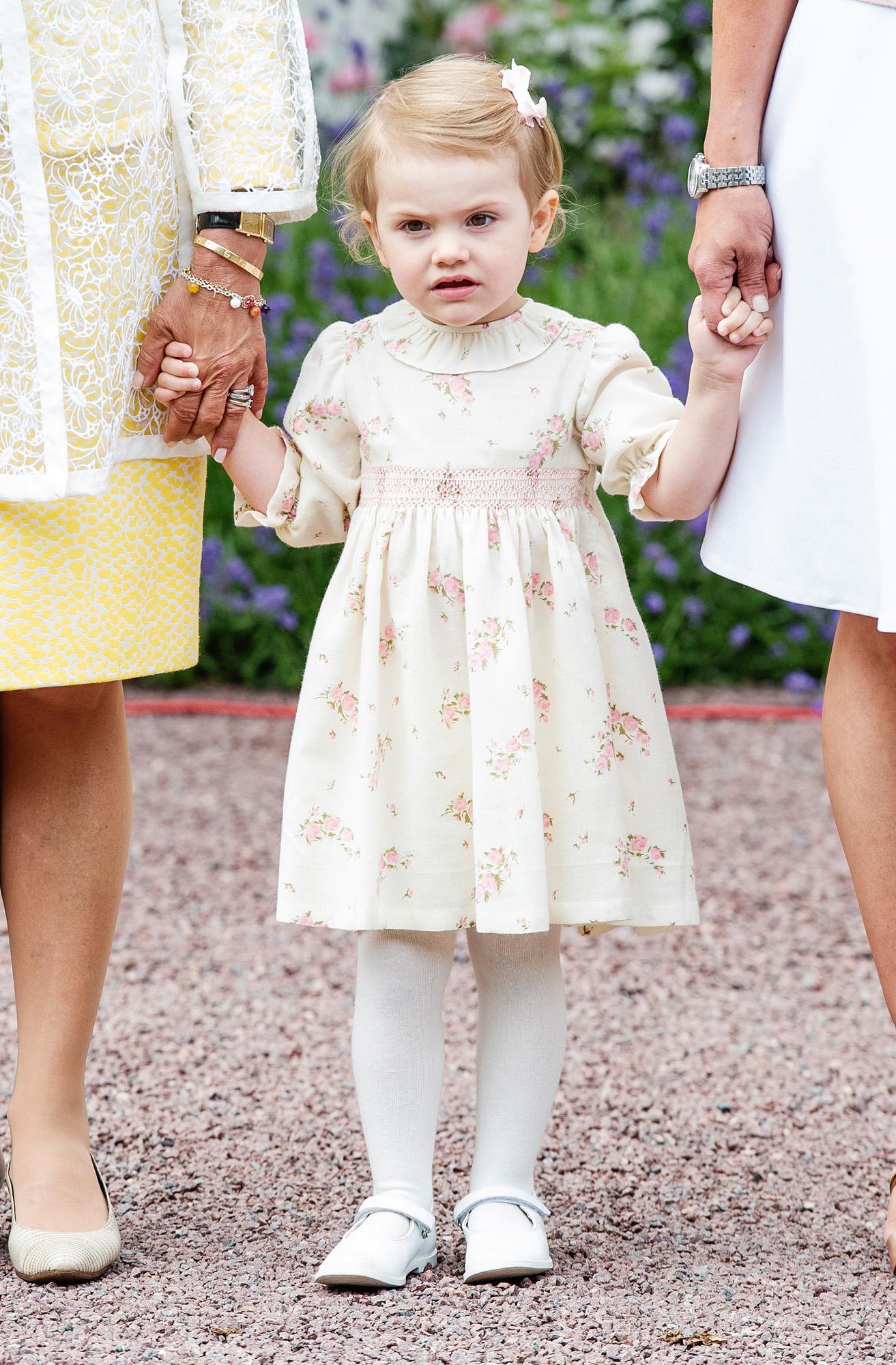 På Victoriadagen 2014 matchade Estelle sin mamma med vippig klänning och ljusa skor.