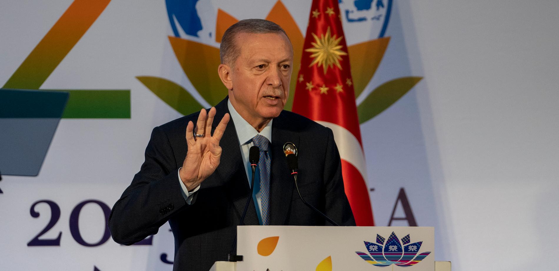 Turkiets president Erdogan vägrar lämna ut ”Kurdiska räven” och har satt käppar i hjulet för Sveriges Nato-ansökan – samtidigt som Turkiet tar emot svenska miljoner i bistånd. 