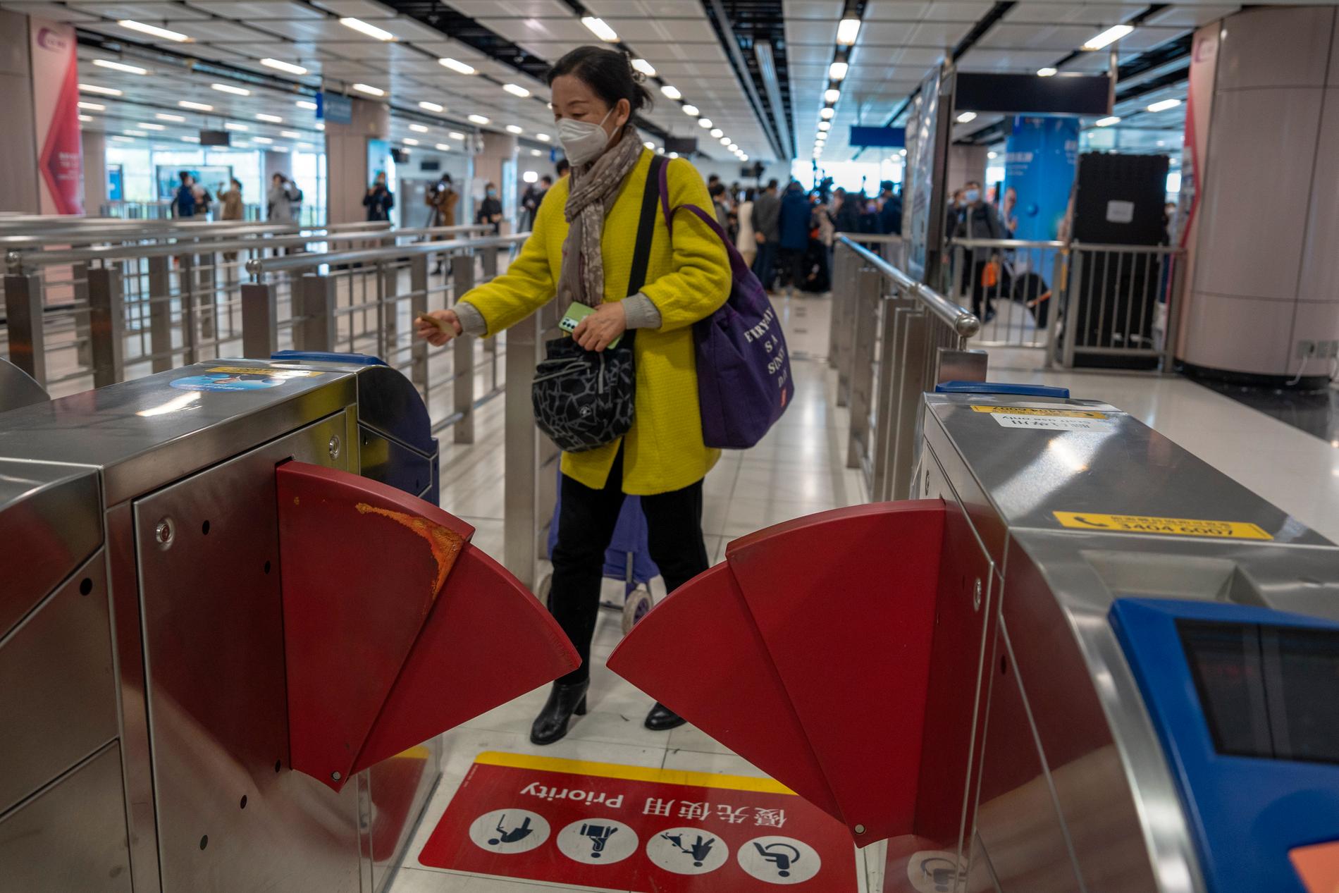 En resenär i stationshallen på Lok Ma Chau-statonen, där gränsen mellan Hong Kong och Kina har öppnat. 