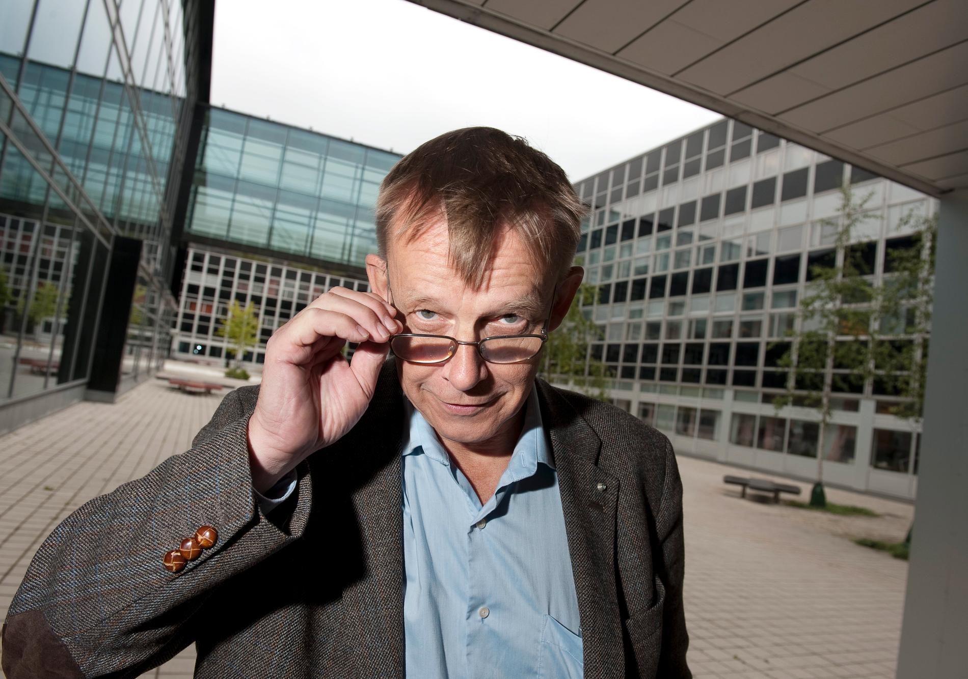 Hans Roslings bok ”Factfulness” ger intryck av att välstånd, vetenskap och klimatkrisen kommer att lösa sig av sig självt, skriver Åsa Linderborg.