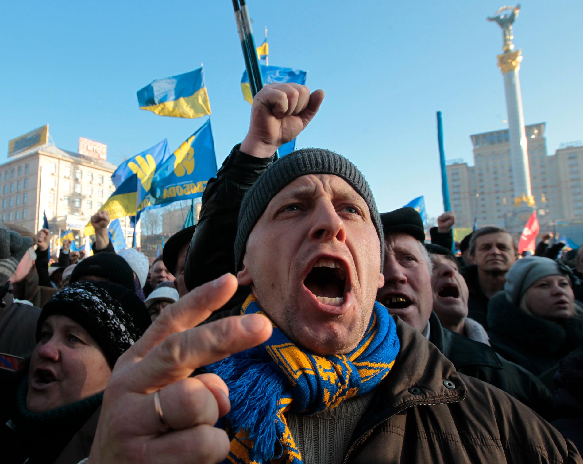 En man protesterar på Majdan, Kiev 2014.