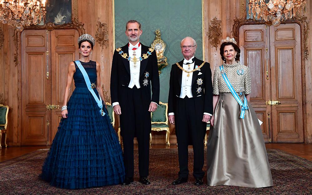 Juan Carlos son fick ta över efter sin far när han abdikerade. Kung Felipe och drottning Letizia besökte svenska kungaparet på ett statsbesök i november 2021. 