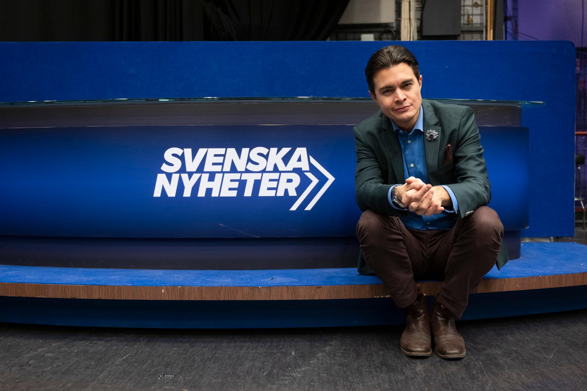 Komikern Messiah Hallberg är ny programledare för SVT:s ”Svenska nyheter”.