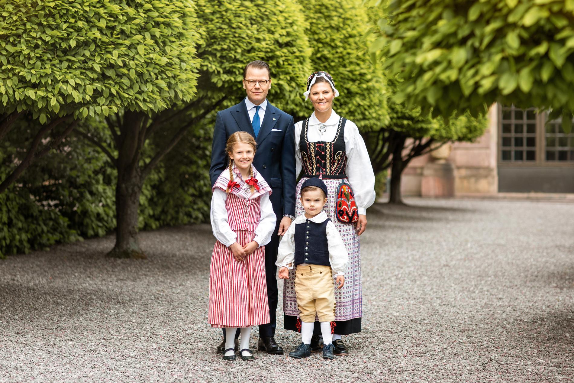 Hela kronprinsessfamiljen på Logården vid Slottet. 